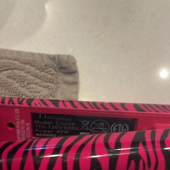 Flat irons 2 in sale with 2 round brush 2 sizes from clean home, no smoking. - Picture 5 of 5